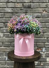 Цветочная композиция из Гипсофила и Розы в шляпной коробке в Родниковской