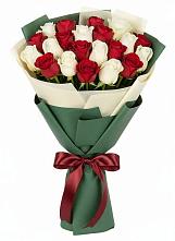 Букет Микс из красных и белых роз в Родниковской
