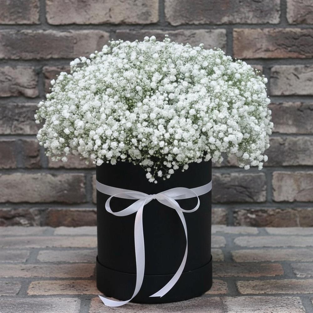 Цветочная композиция из Гипсофила в шляпной коробке в Родниковской