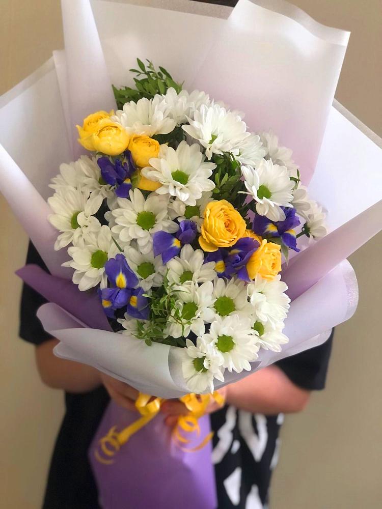 Букет цветов из: Ирисы, Хризантемы и Розы в Родниковской