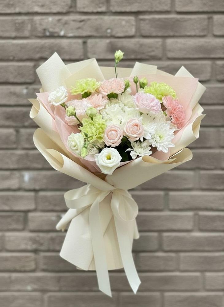 Букет цветов из: Гвоздики, Розы, Лизиантусы и Хризантемы в Родниковской