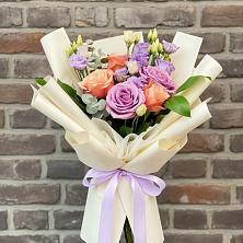 Букет цветов из:  Лизиантусы и Розы в Родниковской